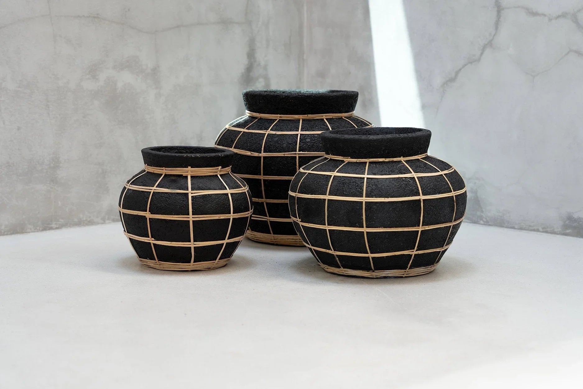 Vase en terre cuite noir grand et petit format