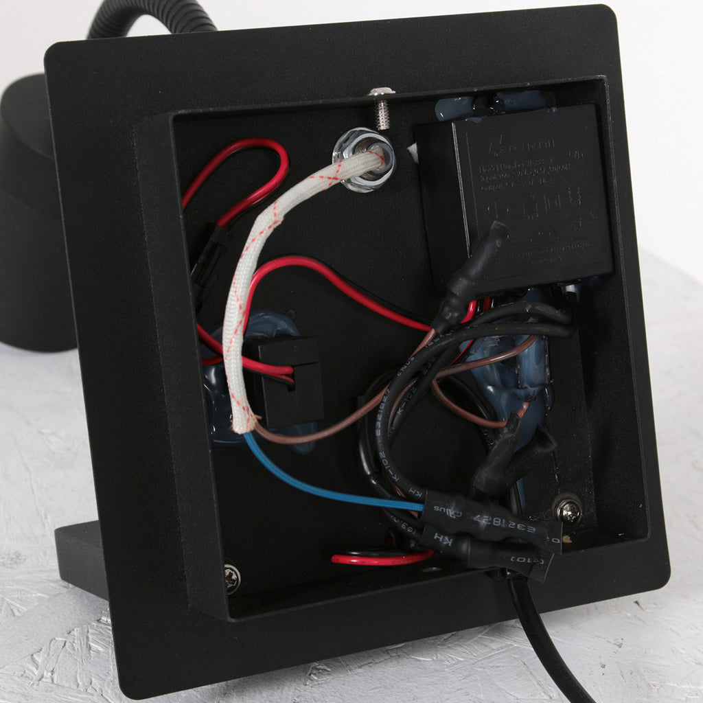 Applique murale noire en métal avec chargeur sans fil et ports USB