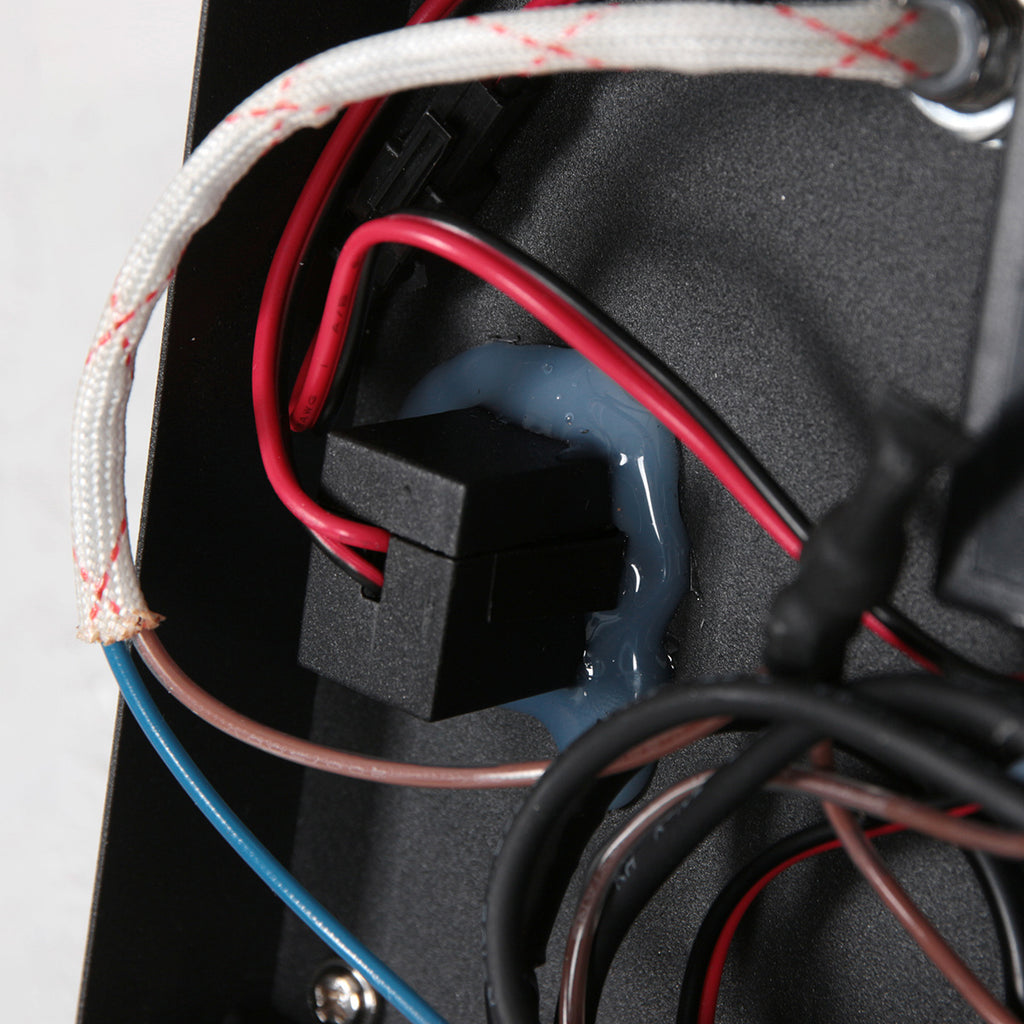 Applique murale noire en métal avec chargeur sans fil et ports USB