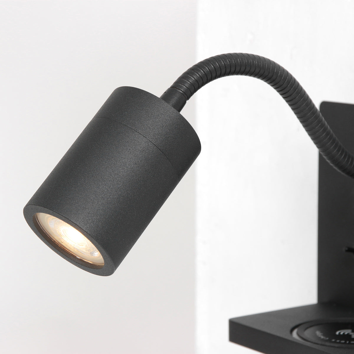 Applique murale noire en métal avec chargeur sans fil et ports USB