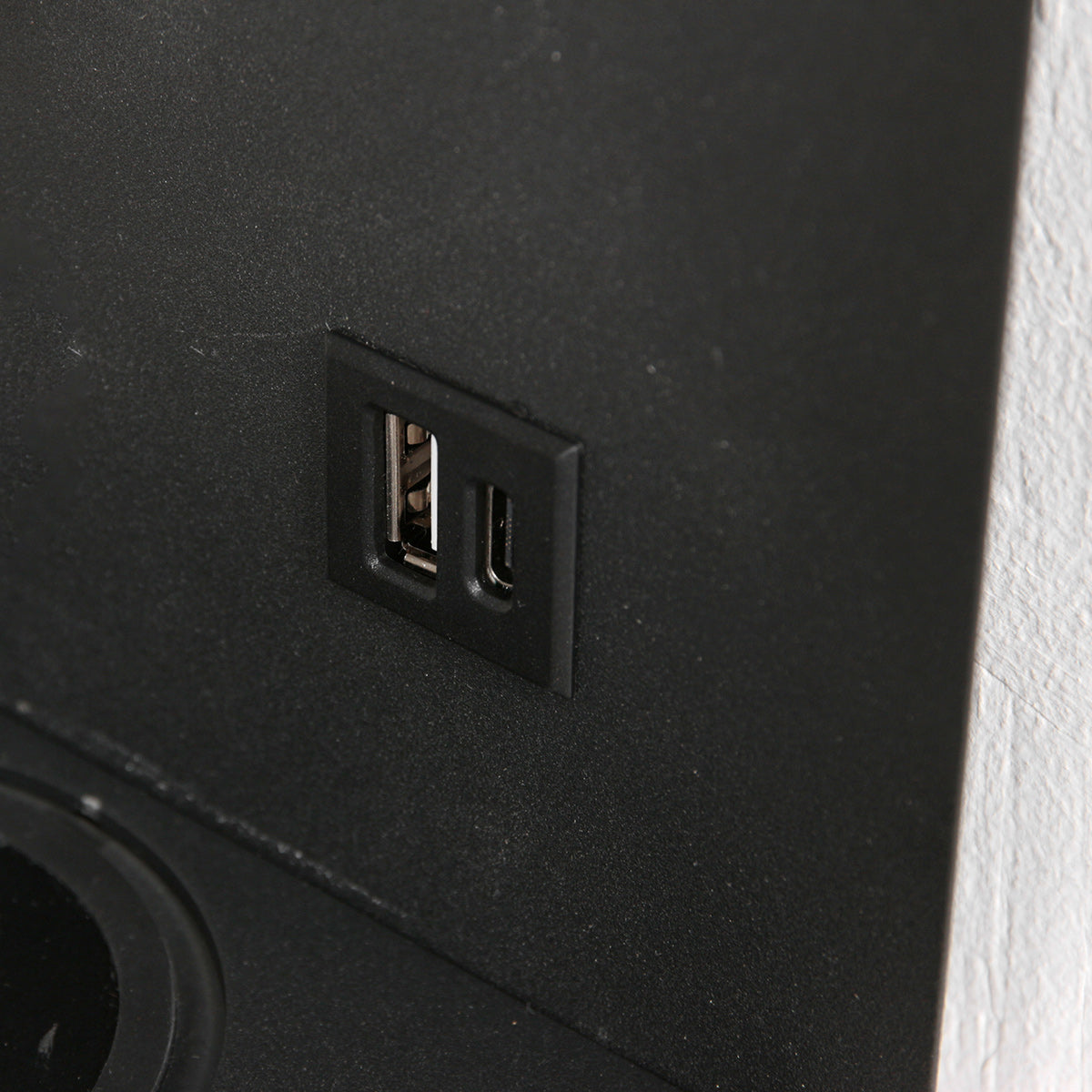 Applique murale noire en métal avec chargeur sans fil et ports USB