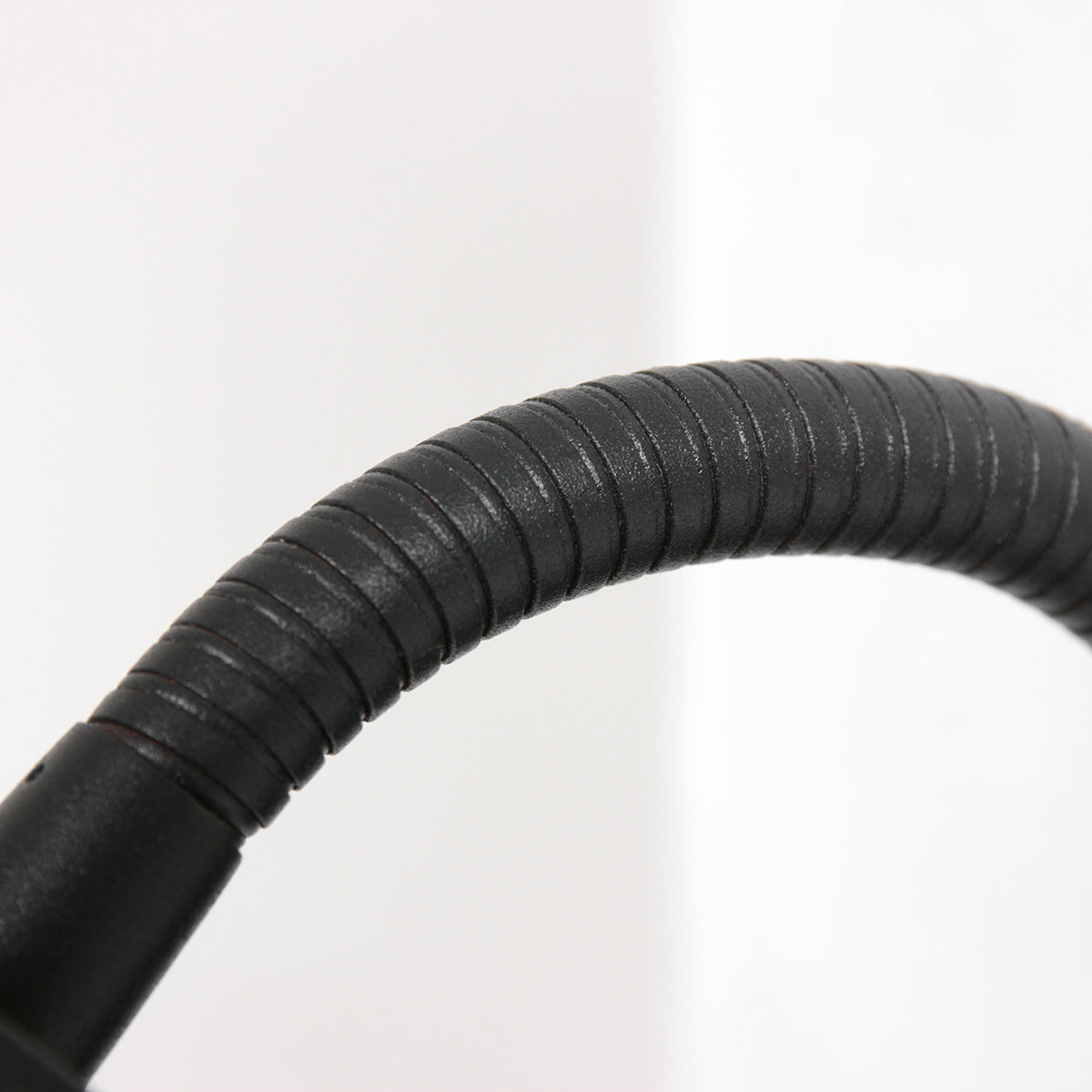 Applique murale noire en métal avec chargeur sans fil et ports USB