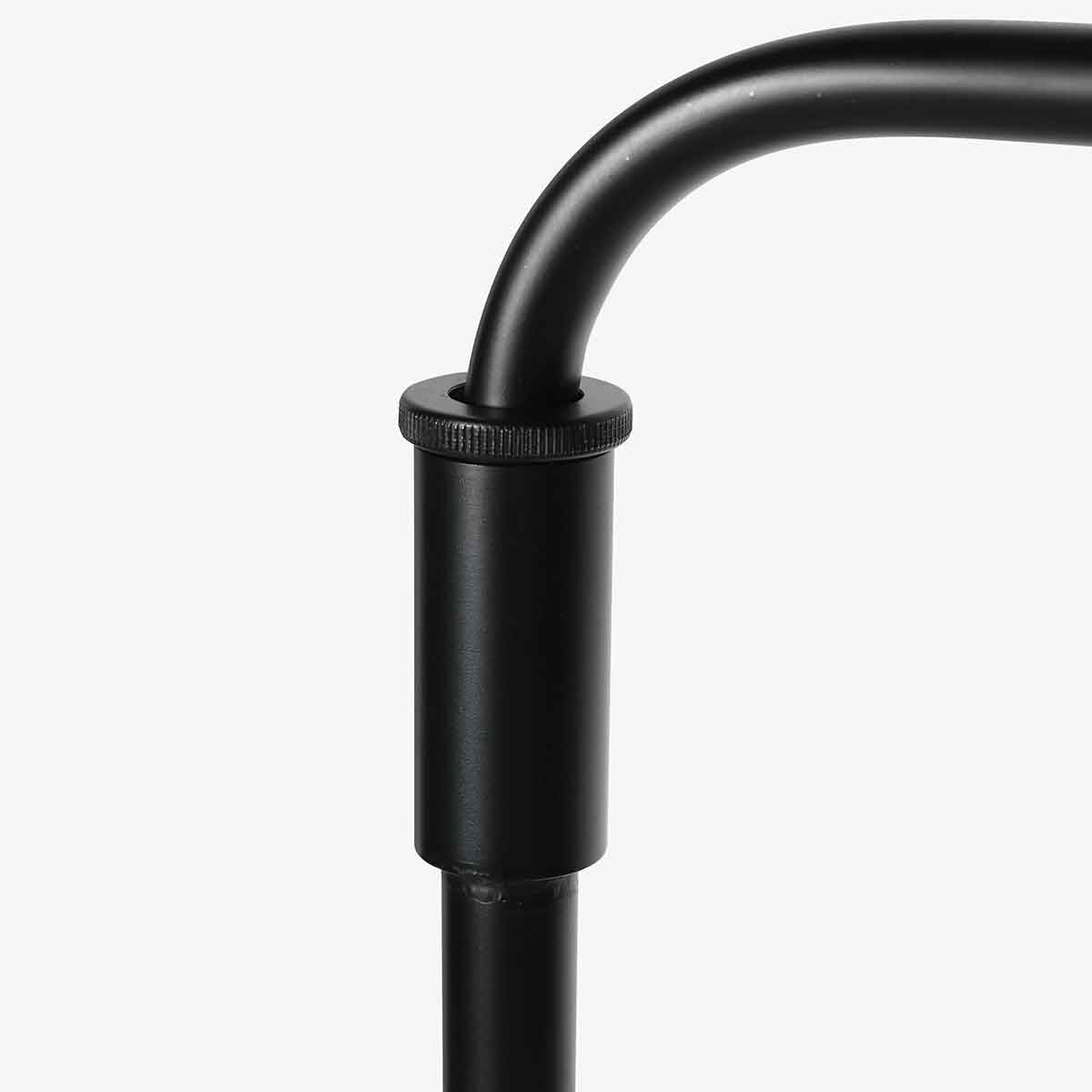 Lampadaire noir avec abat-jour tressé naturel et bras orientable – H165 cm