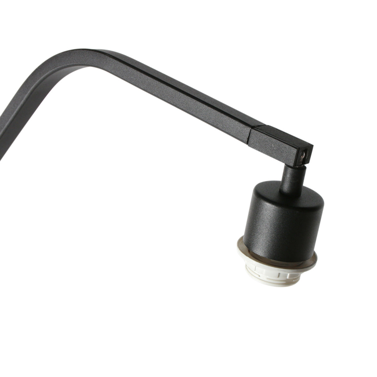Lampadaire en métal noir à bras déporté avec abat-jour cannage – H173 cm