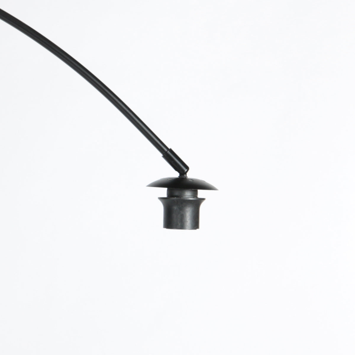 Lampadaire arqué en métal noir abat-jour rotin naturel – H193 cm