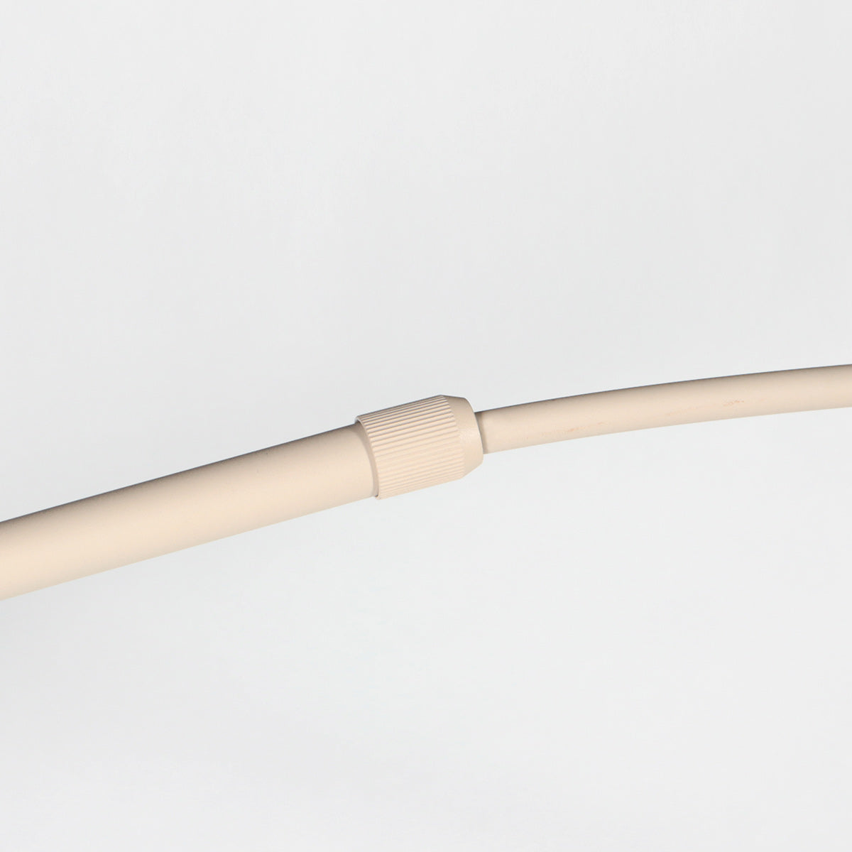 Lampadaire arc en rotin tressé crème avec abat-jour rond – H240 cm