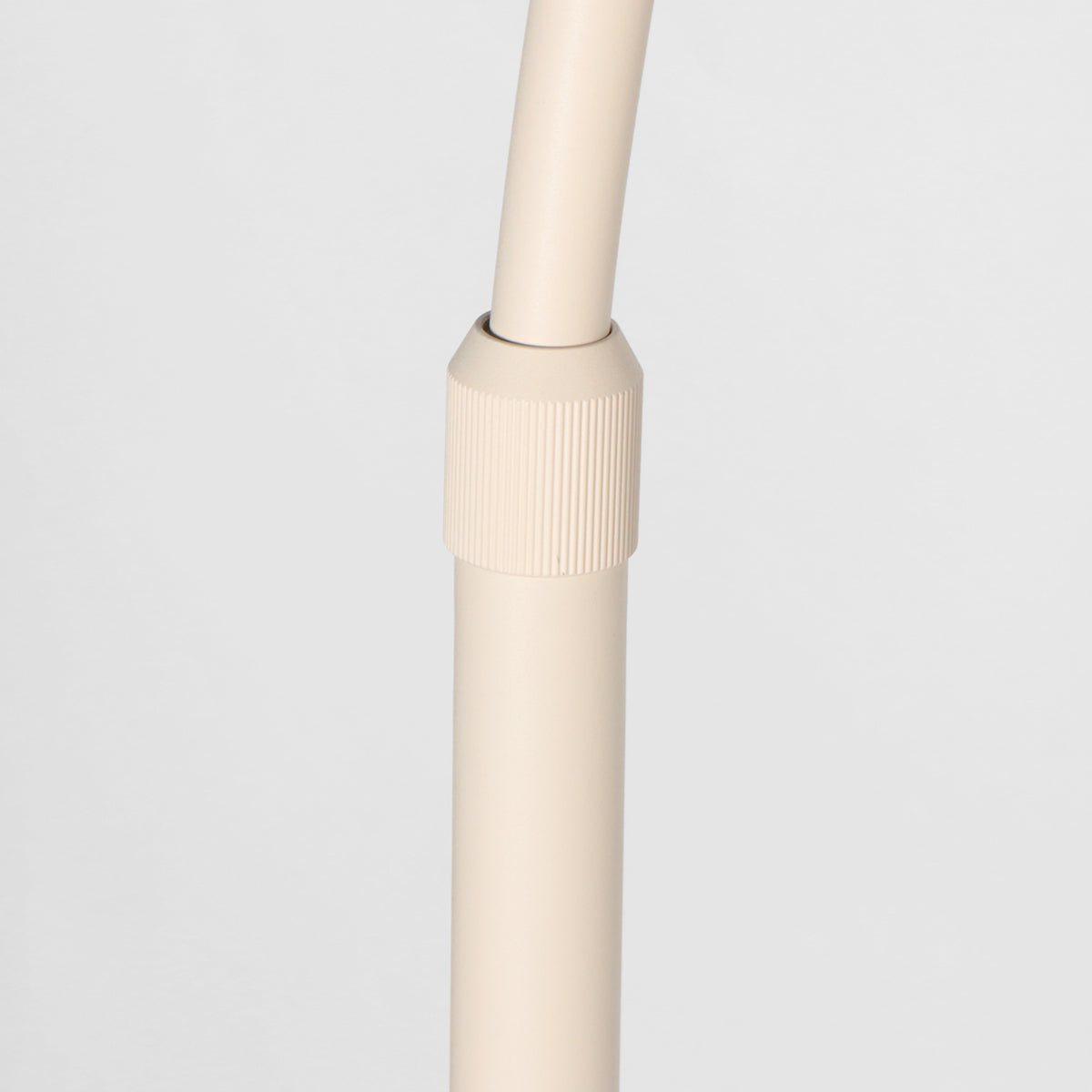 Lampadaire arc en métal crème abat-jour rotin tressé – H240 cm