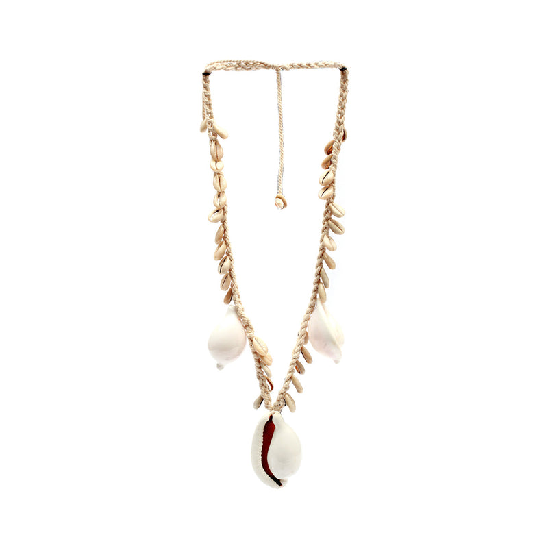 Collier décoratif coquillages cauris blancs en corde tressée suspendue