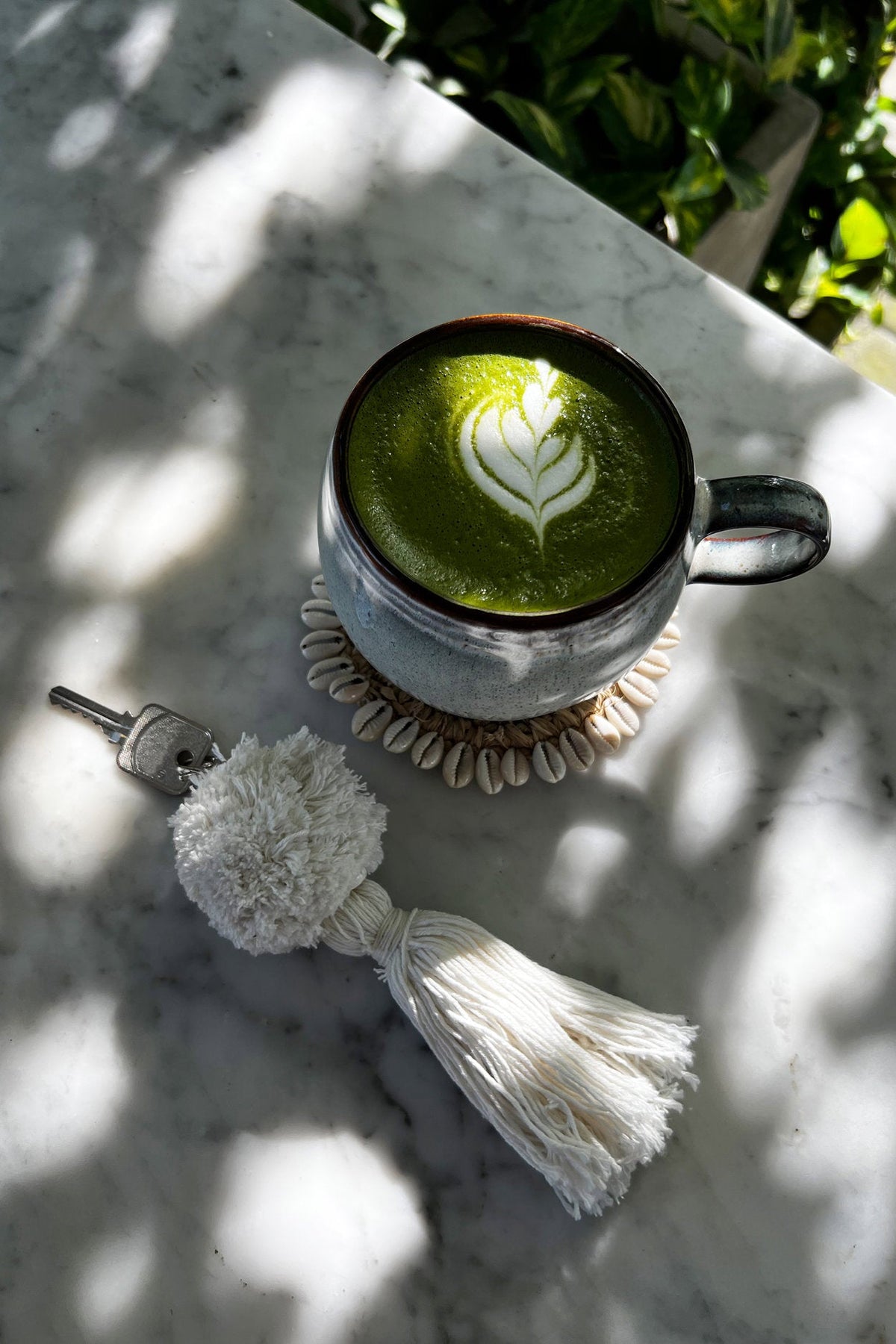 Porte-clés pompon en coton écru avec coquillages naturels
