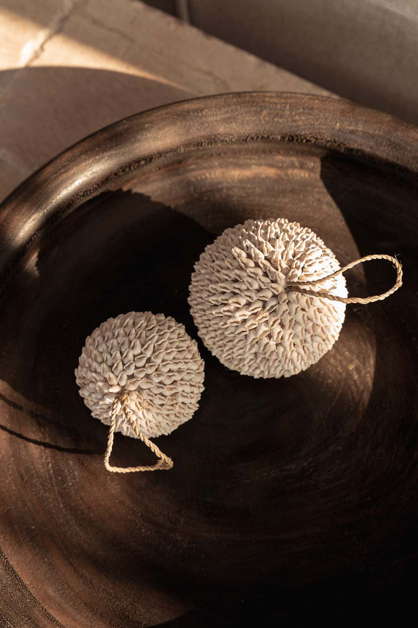 Boule décorative en coquillages blancs – Ø12 cm