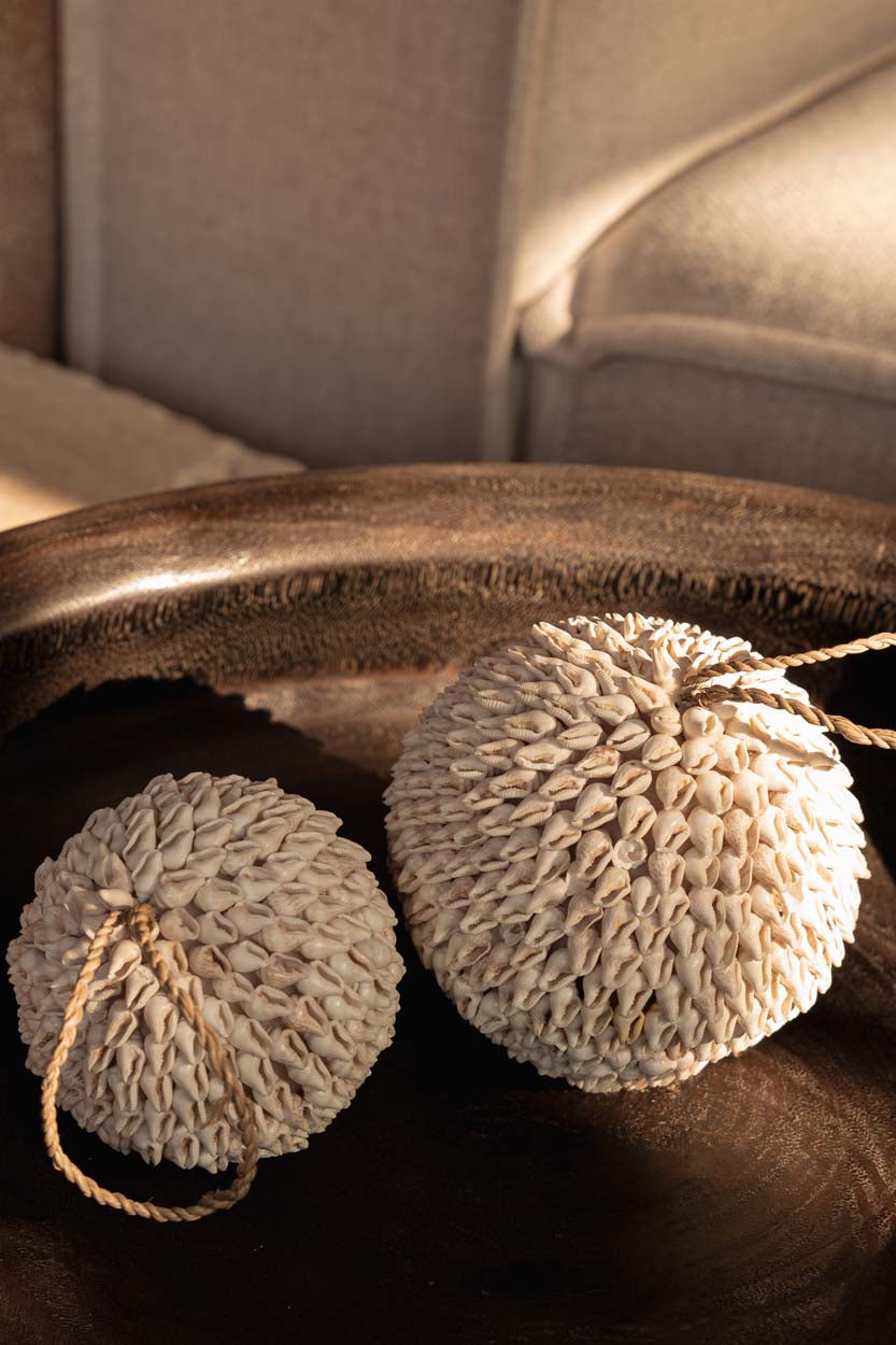 Boule déco en coquillages blancs – Ø9 cm