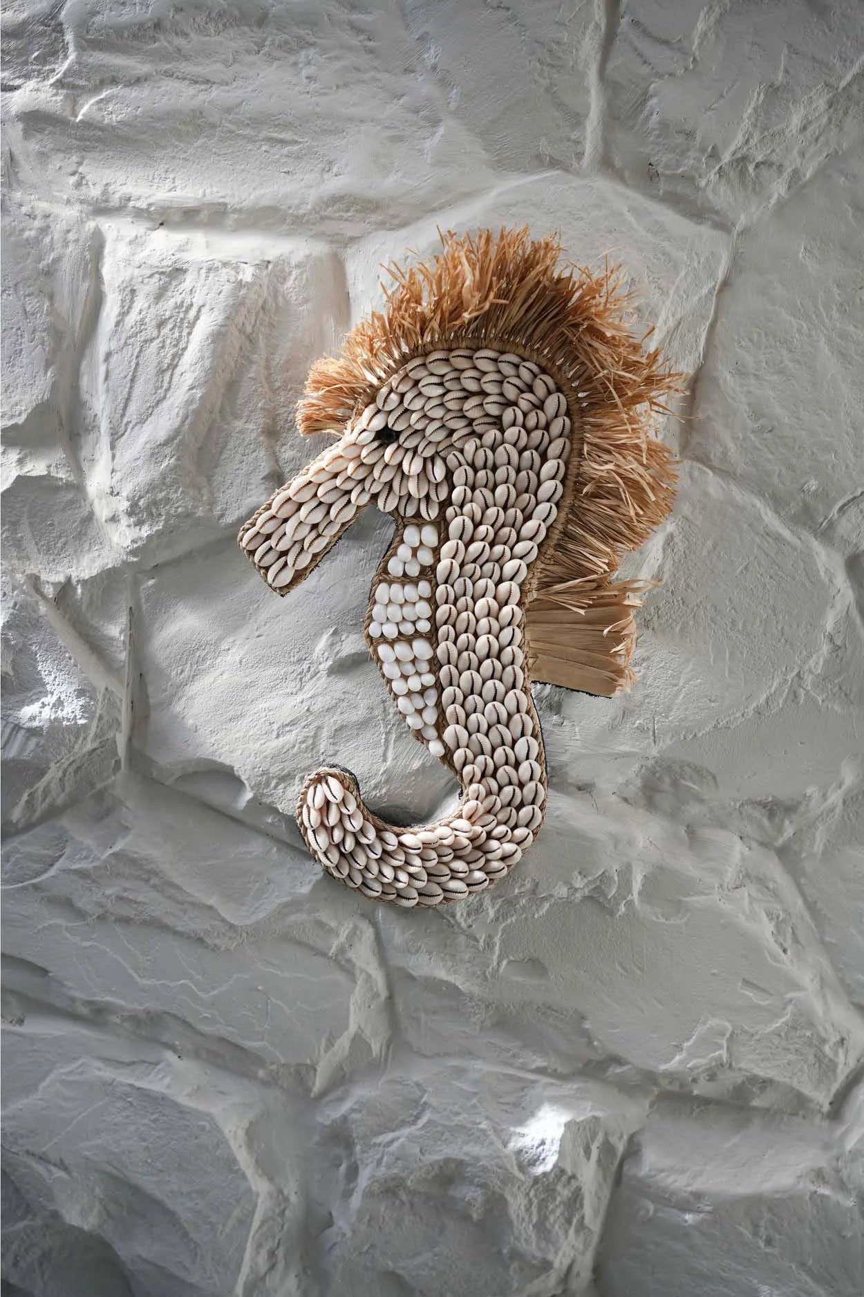 Déco murale hippocampe – Coquillages blancs et raphia – H40 cm