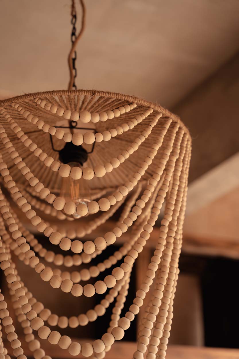 Suspension en perles de bois naturel silhouette goutte – H80 cm