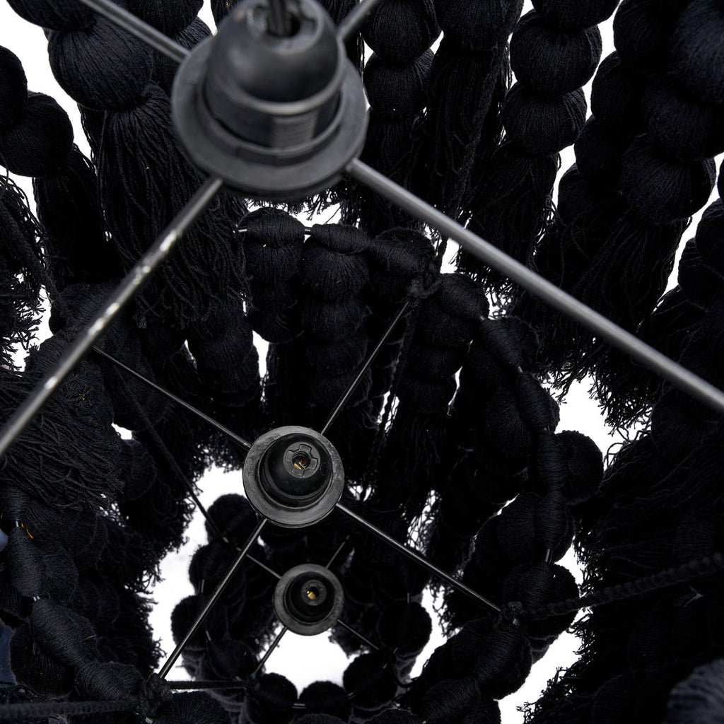 Suspension en coton noir à perles et pompons effet cascade – H160 cm