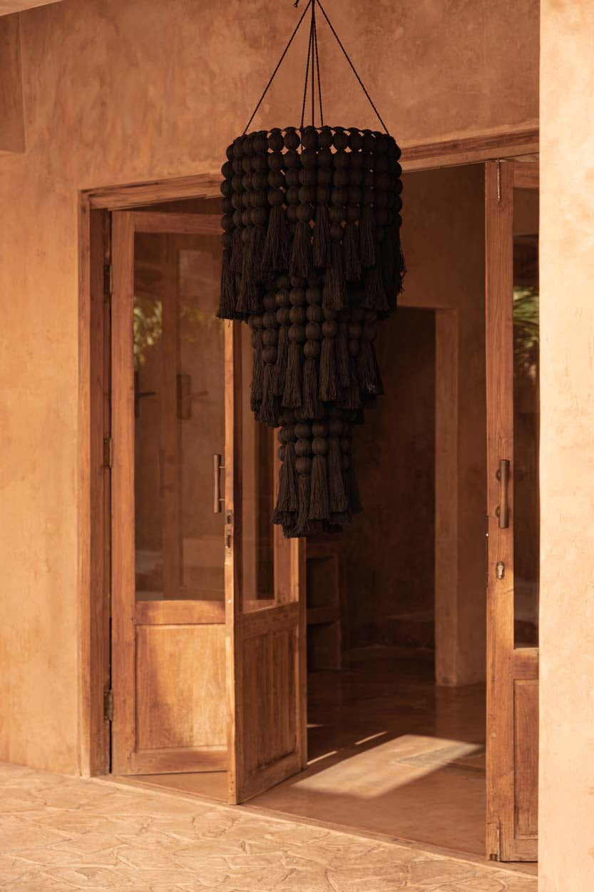 Suspension en coton noir à perles et pompons effet cascade – H160 cm