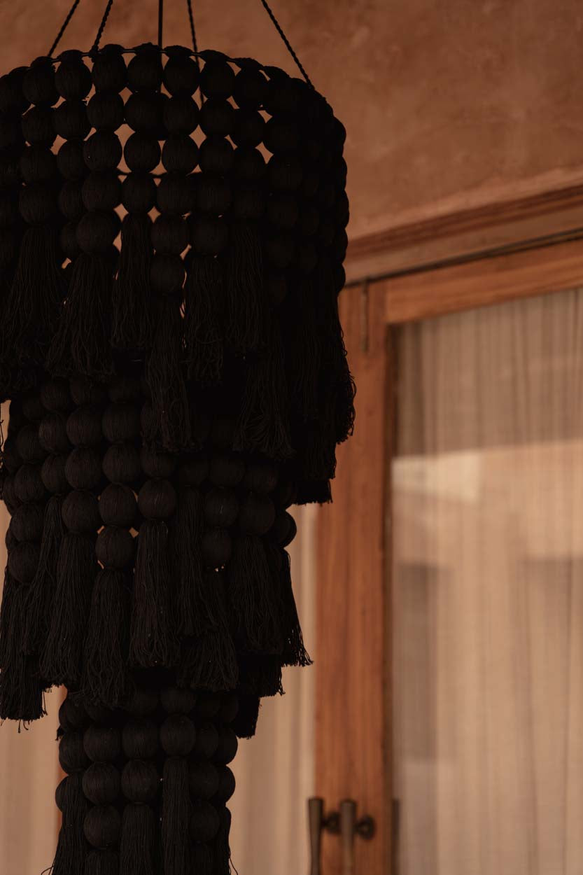 Suspension en coton noir à perles et pompons effet cascade – H160 cm