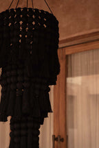 Suspension en coton noir à perles et pompons effet cascade – H160 cm