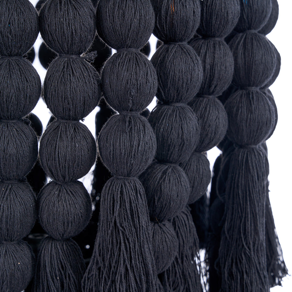 Suspension en coton noir à perles et pompons effet cascade – H160 cm