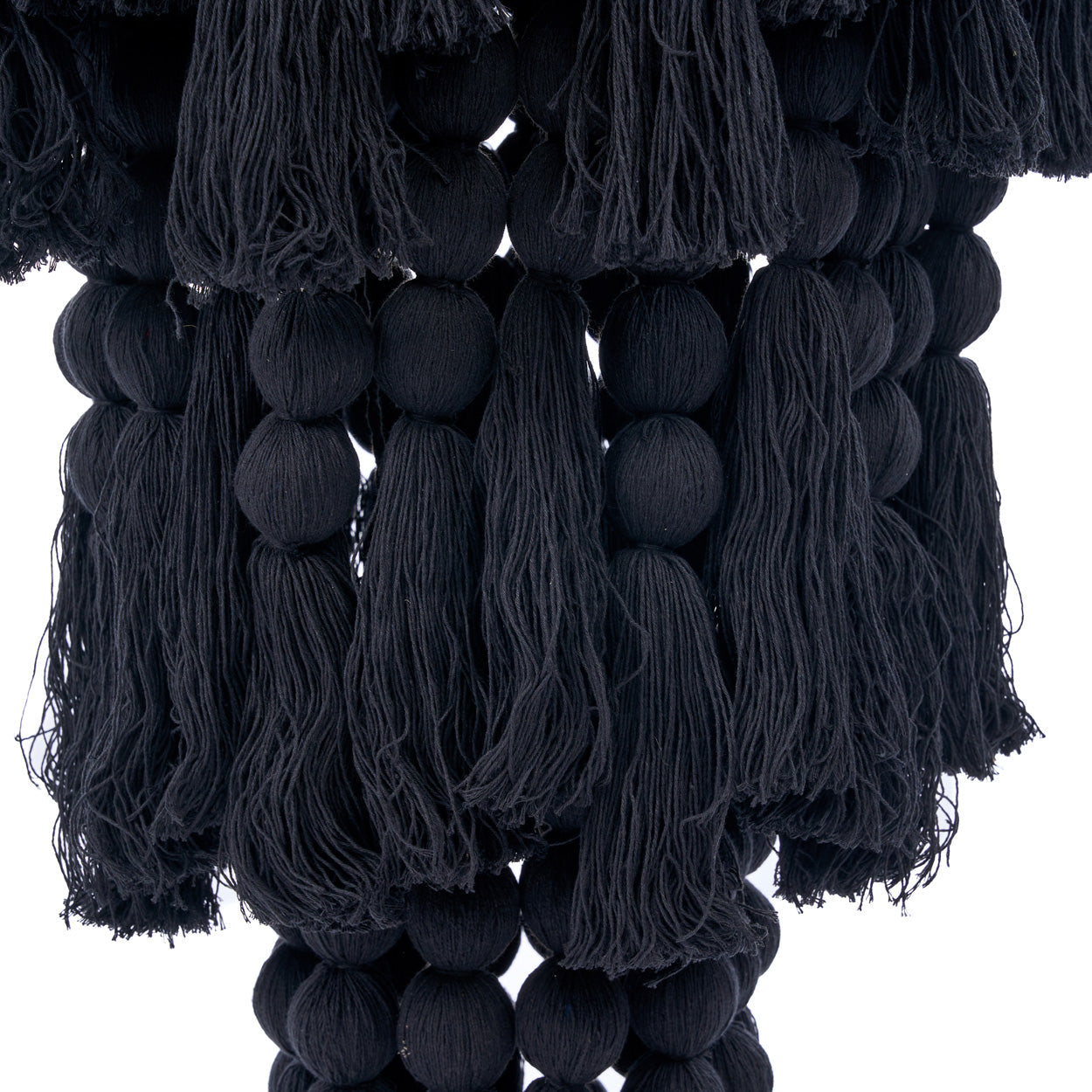 Suspension en coton noir à perles et pompons effet cascade – H160 cm
