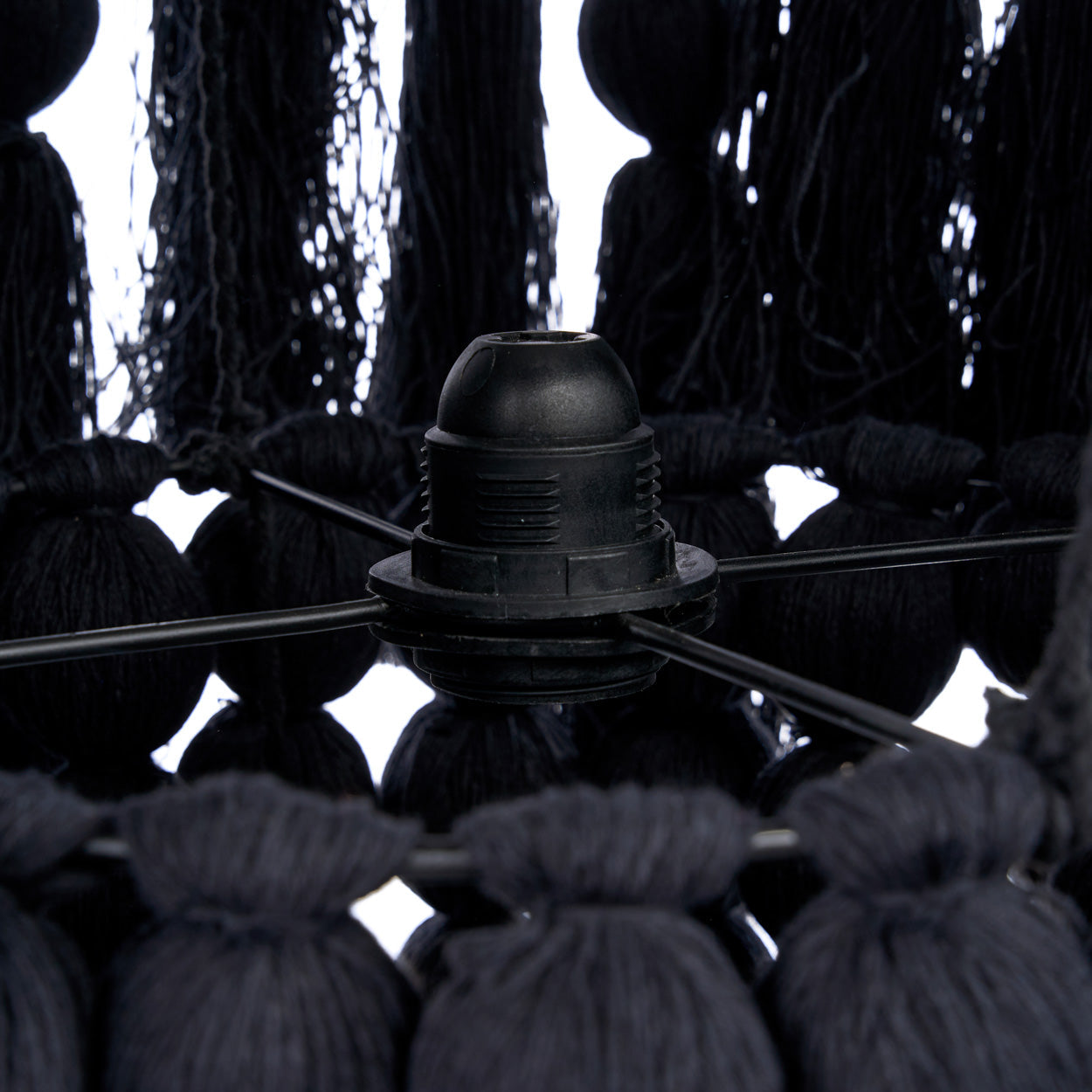 Suspension en coton noir à perles et pompons effet cascade – H160 cm