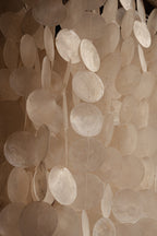 Suspension en perles de bois naturelles forme goutte – H85 cm