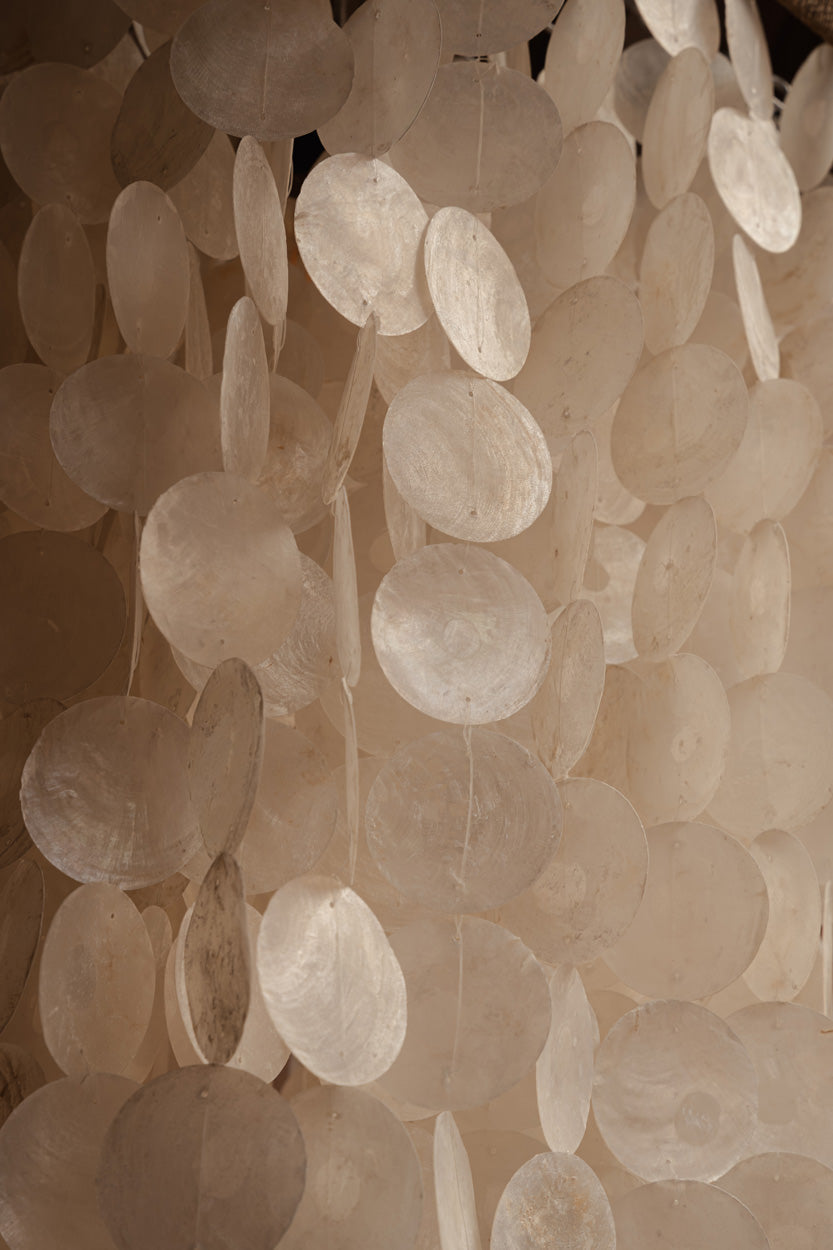 Suspension en perles de bois naturelles forme goutte – H85 cm
