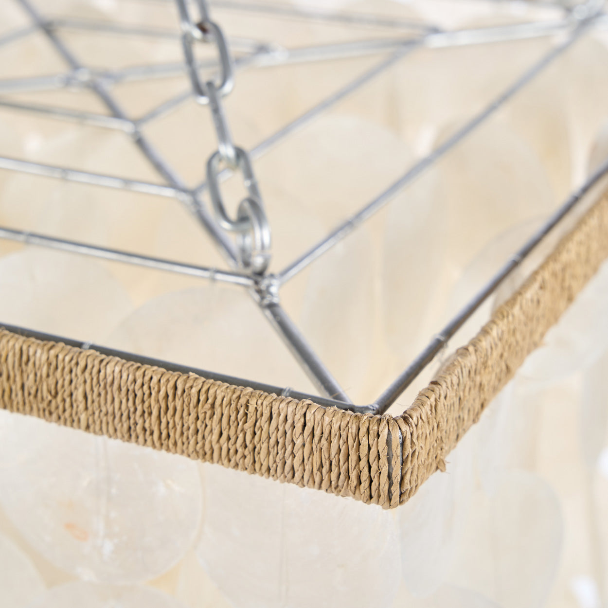 Suspension en perles de bois naturelles forme goutte – H85 cm