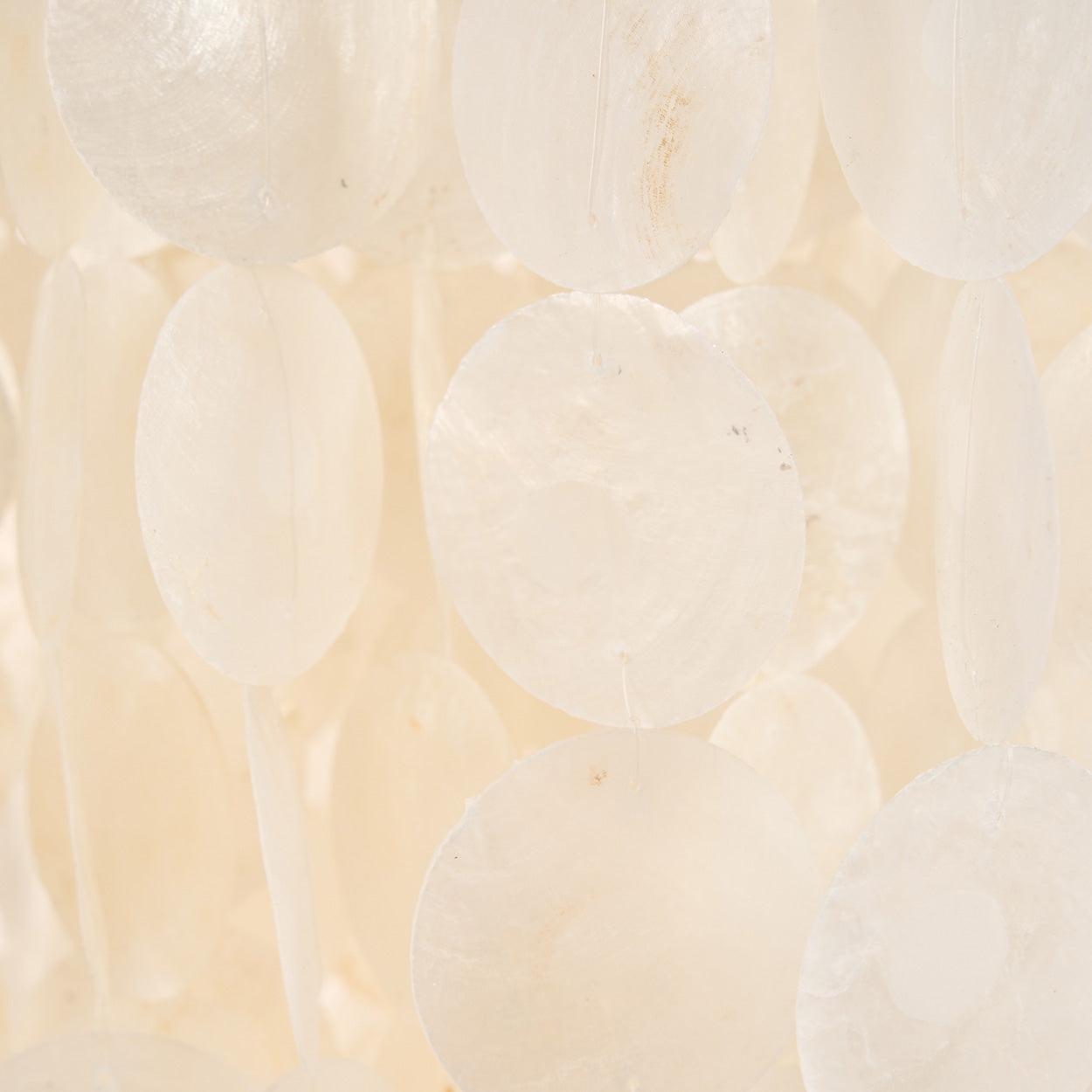 Suspension en perles de bois naturelles forme goutte – H85 cm