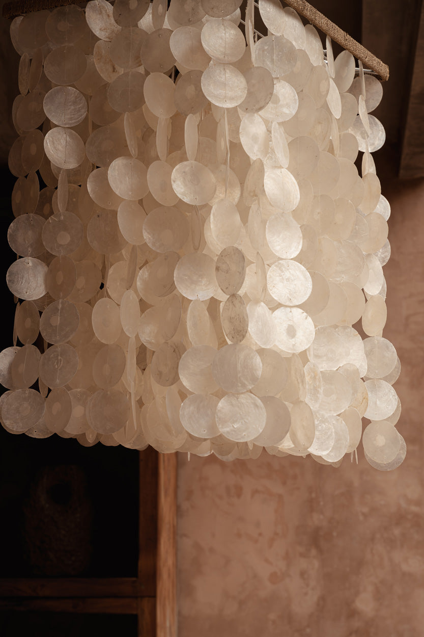 Suspension en perles de bois naturelles forme goutte – H85 cm