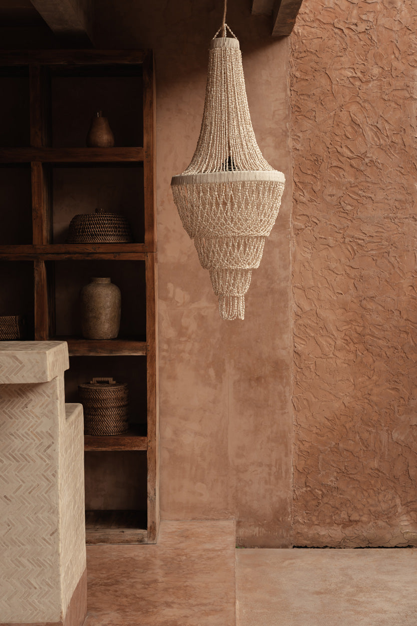 Suspension en coquillages beige en cascade pour salon – H85 cm