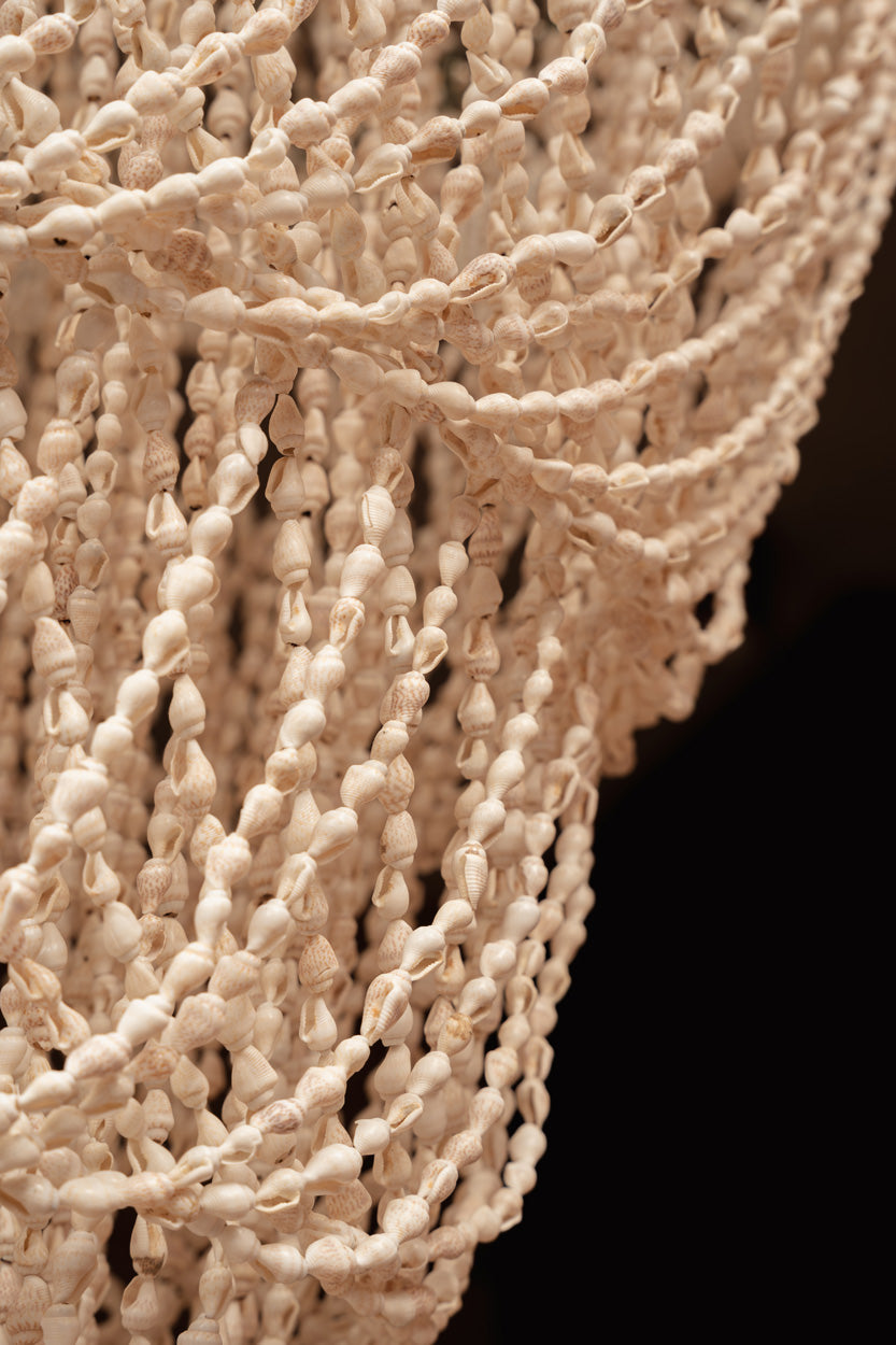 Suspension en coquillages beige en cascade pour salon – H85 cm