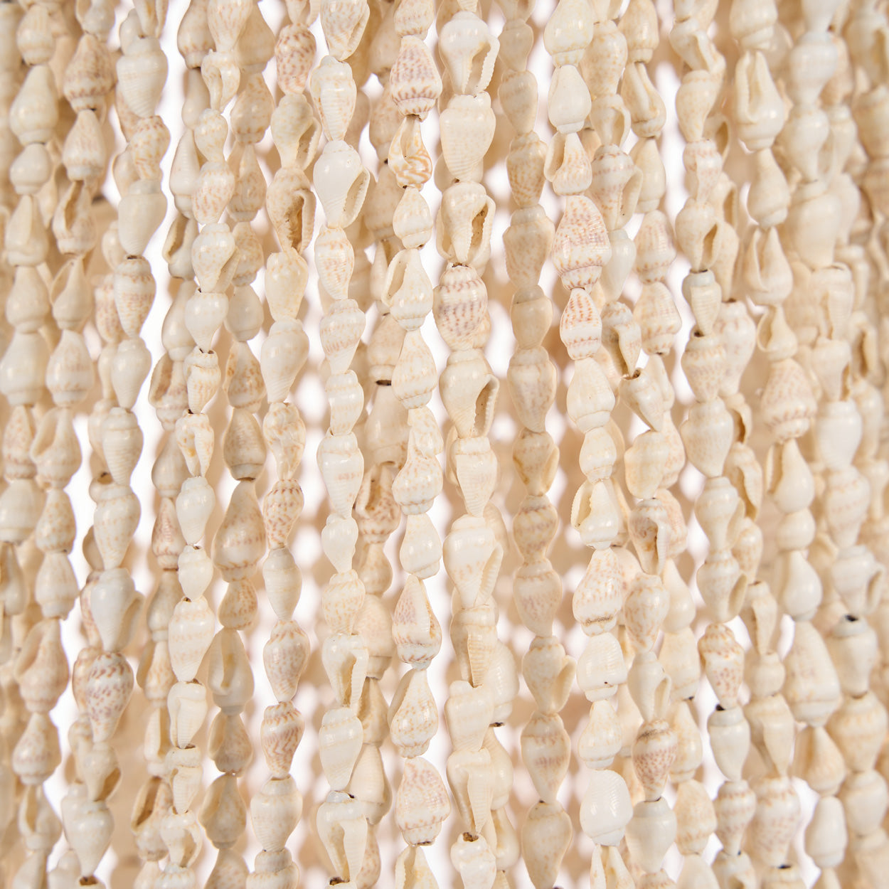 Suspension en coquillages beige en cascade pour salon – H85 cm