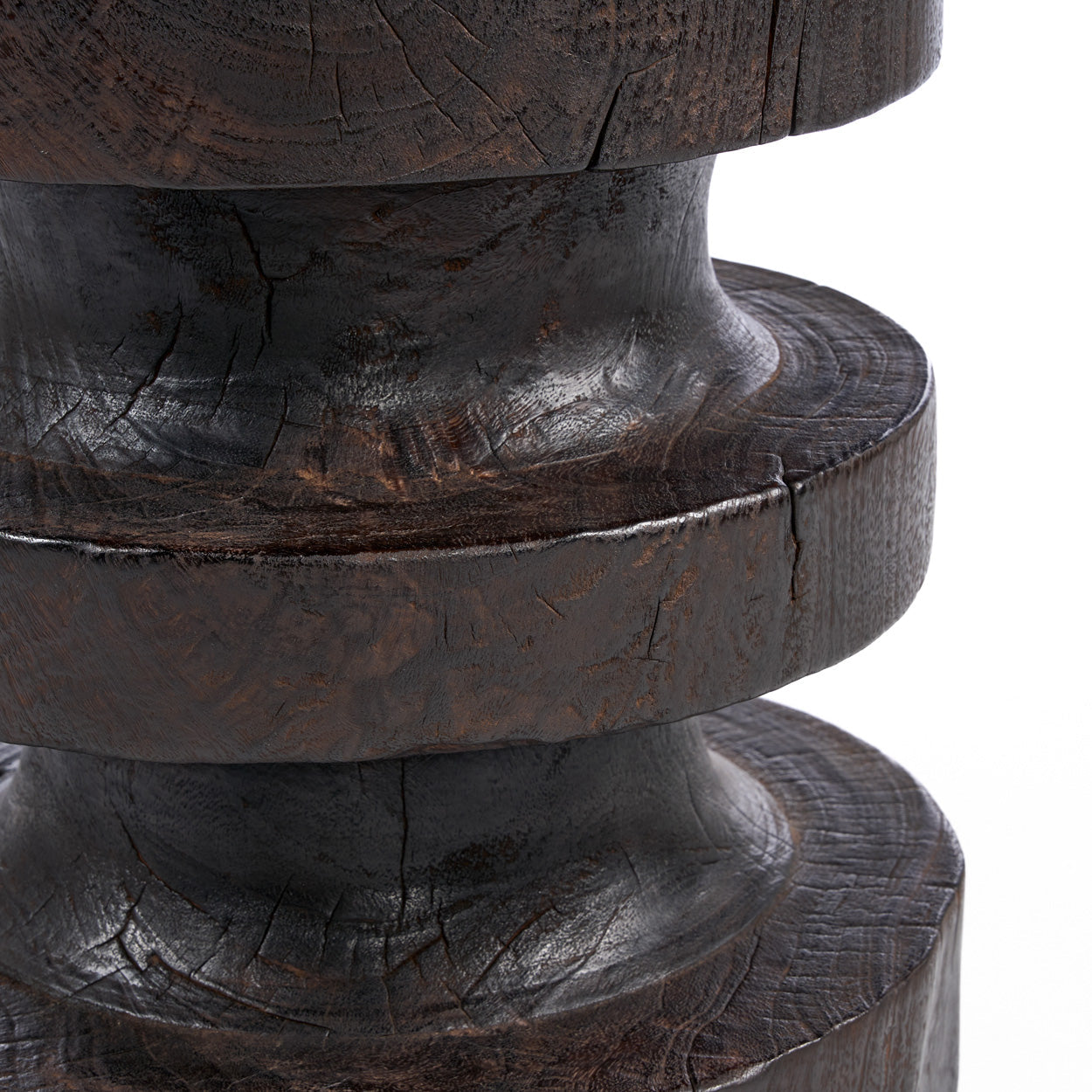Table d'appoint en bois massif brun foncé, forme totem sculptée - H60 cm