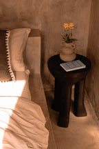 Tabouret en bois massif brun foncé sculpté à la main