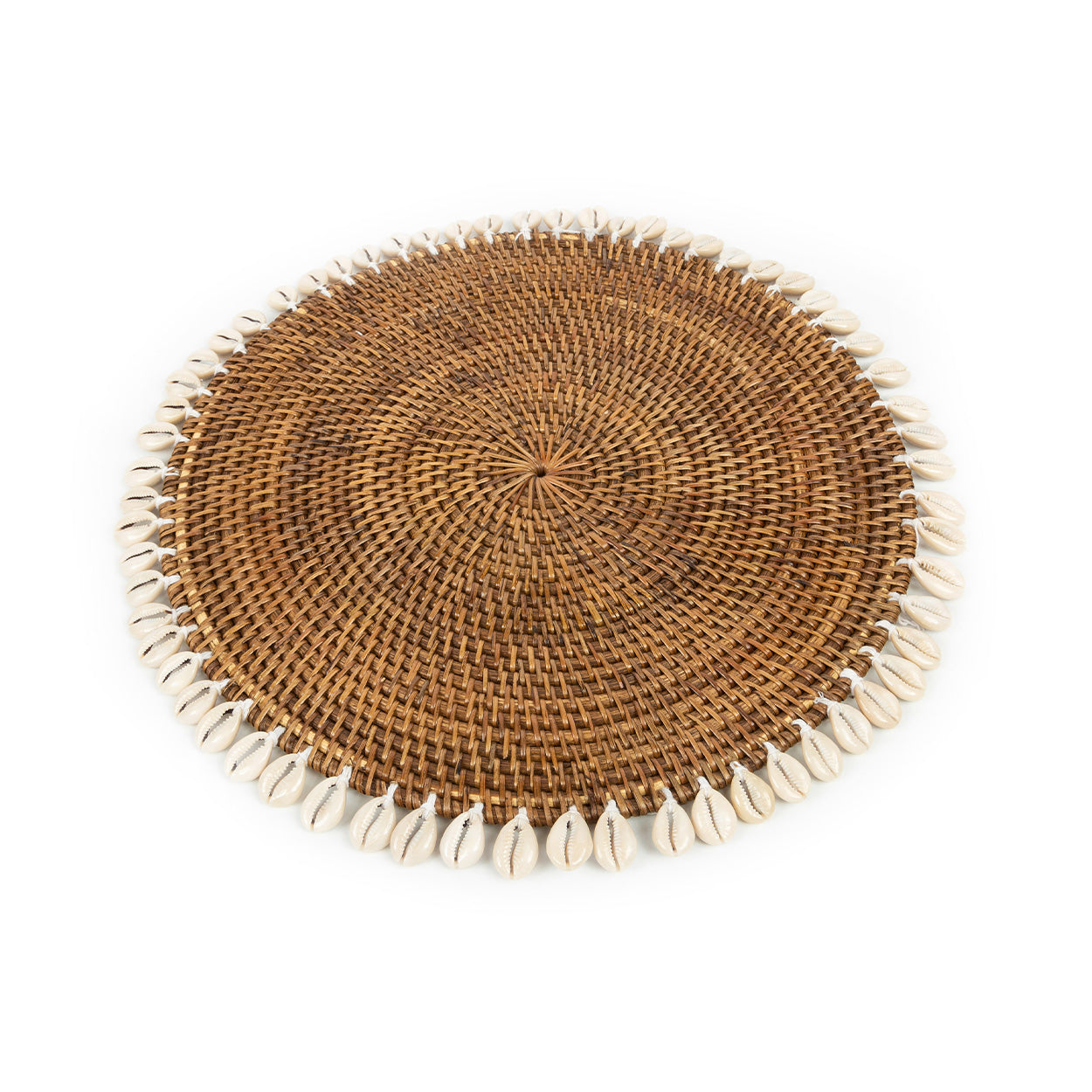 Set de table rond en rotin marron avec bordure de coquillages cauris