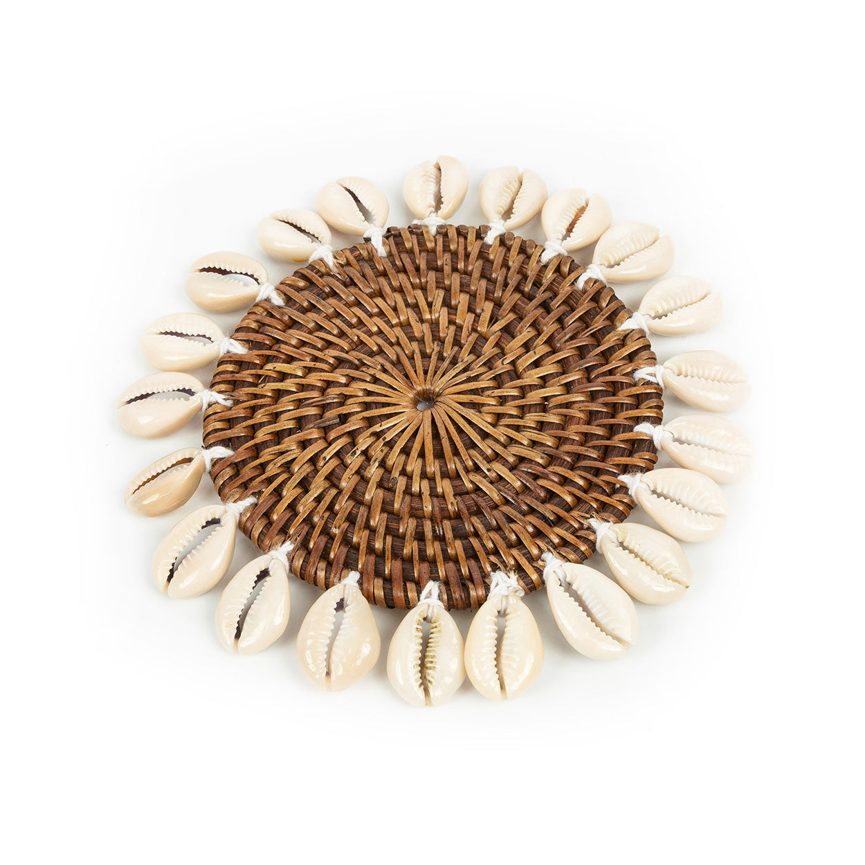 Dessous de verre rond en rotin marron bordé de coquillages blancs