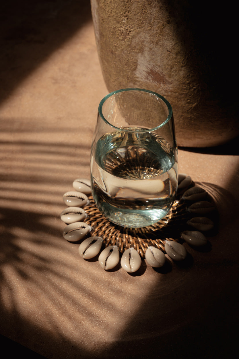 Dessous de verre rond en rotin marron bordé de coquillages blancs
