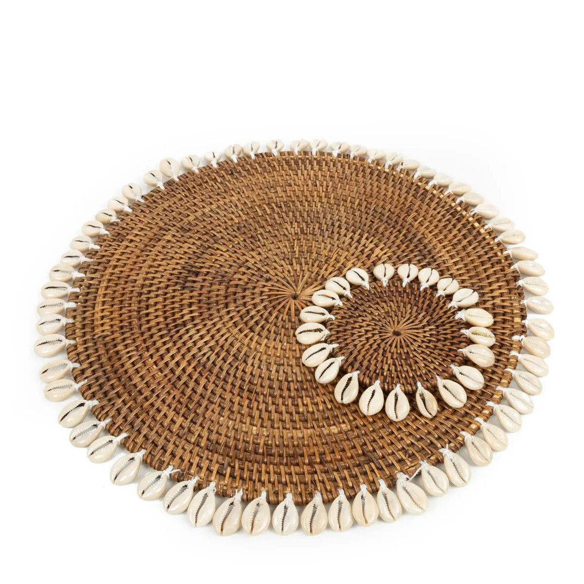 Dessous de verre rond en rotin marron bordé de coquillages blancs