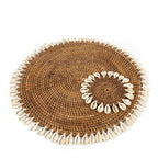 Dessous de verre rond en rotin marron bordé de coquillages blancs