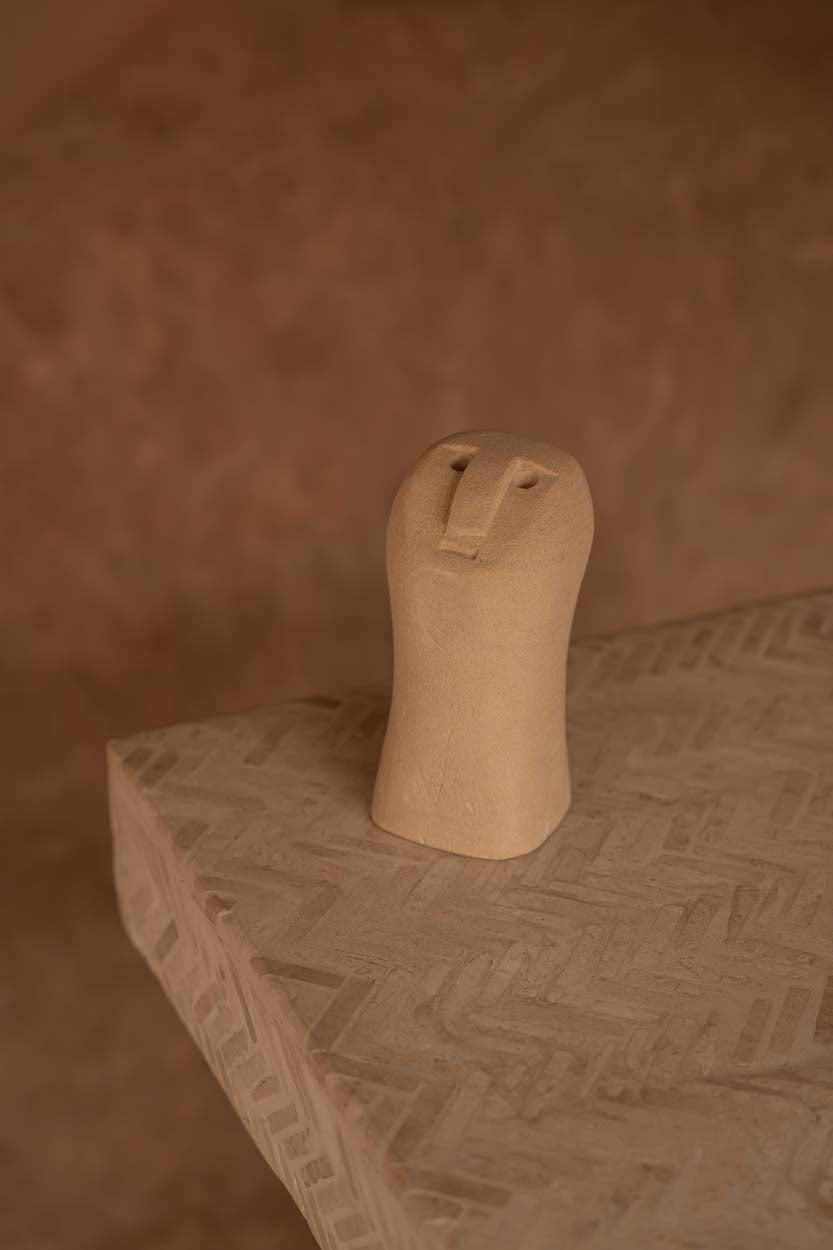 Figurine décorative en grès sculpté – Visage beige