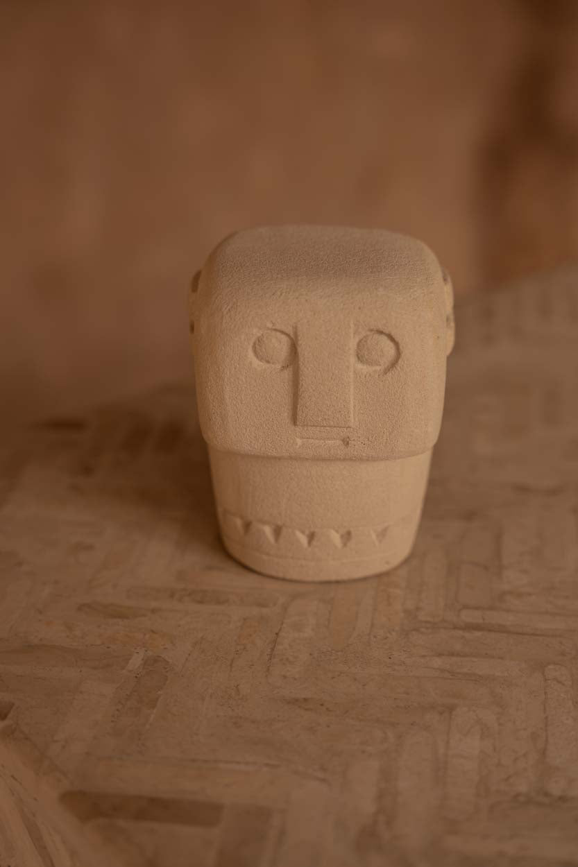 Statue décorative visage en grès beige texturé style primitif