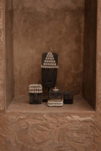Pierre de Sumba sculptée à la main en grès gris ornée de coquillages blancs