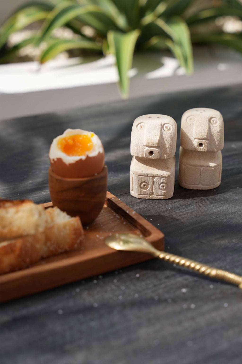 Duo salière poivrière en grès naturel forme totem 7 cm