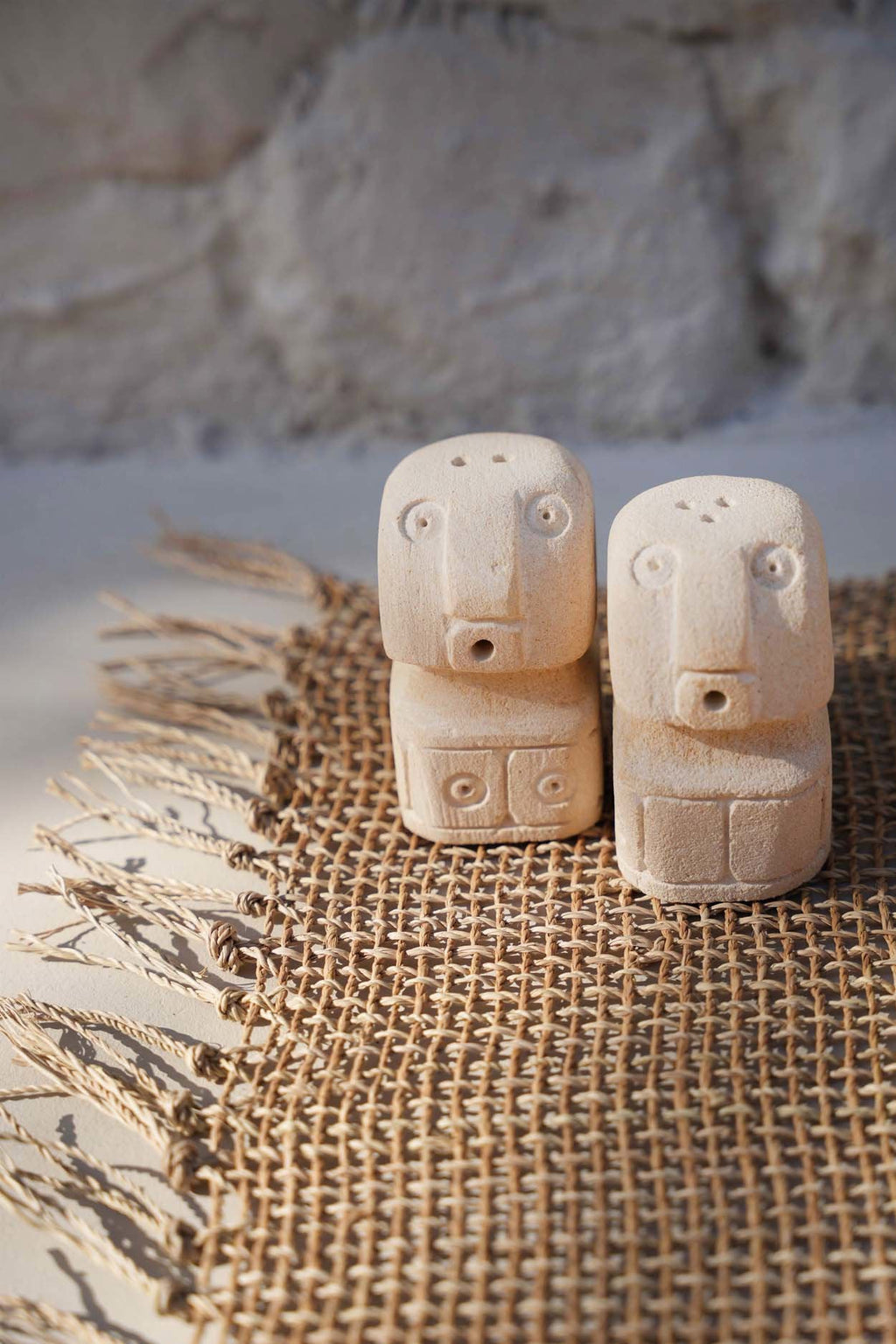 Duo salière poivrière en grès naturel forme totem 7 cm