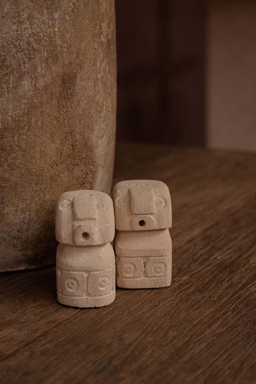 Duo salière poivrière en grès naturel forme totem 7 cm