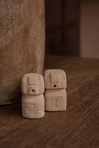 Duo salière poivrière en grès naturel forme totem 7 cm