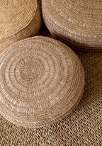 Pouf rond en raphia tressé naturel pour salon ou extérieur couvert – Ø60 cm