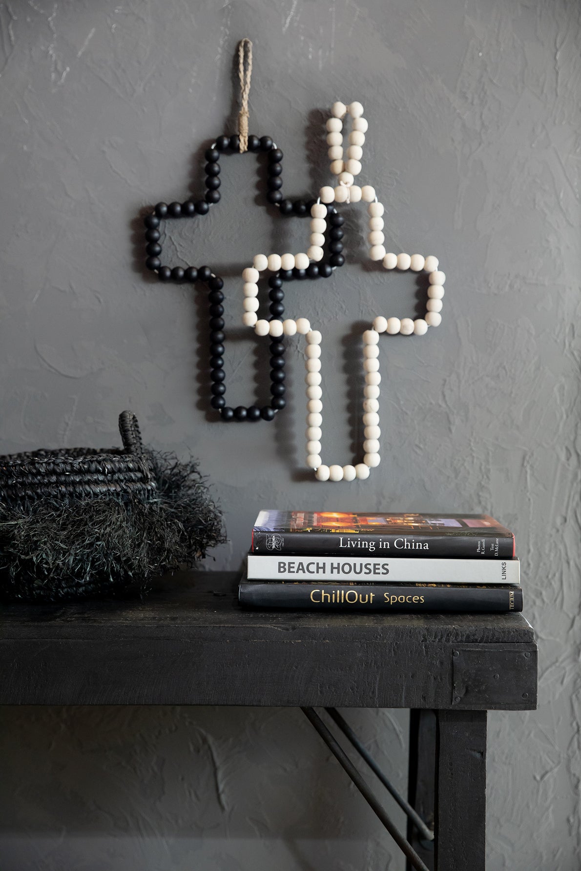 Croix murale décorative en bois noir perlé avec corde de suspension