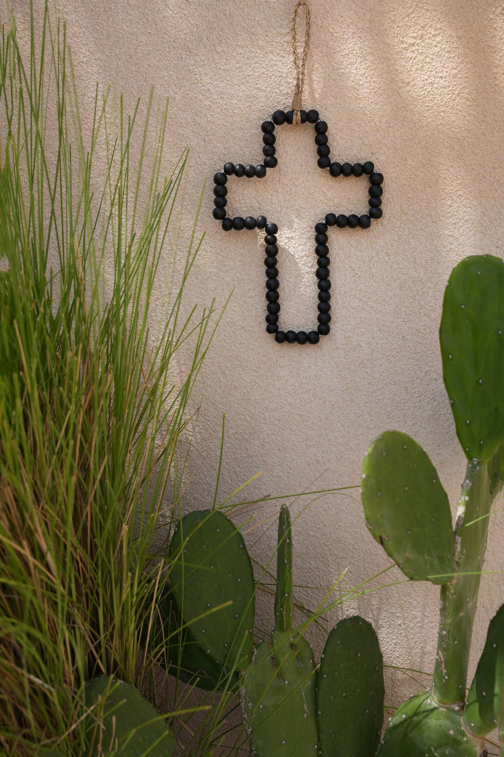 Croix murale décorative en bois noir perlé avec corde de suspension