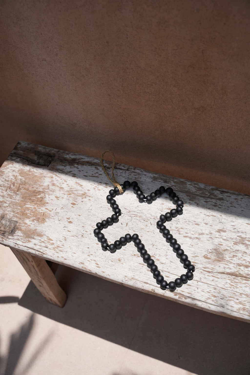 Croix murale décorative en bois noir perlé avec corde de suspension